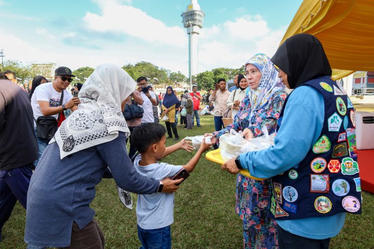 TENGKU AMPUAN PAHANG BERKENAN AGIH 3,000 BUBUR LAMBUK