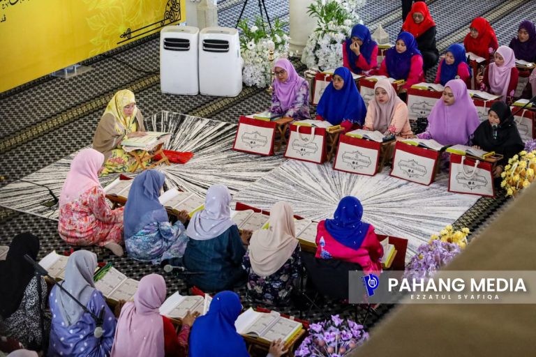 TENGKU AMPUAN PAHANG BERKENAN BERCEMAR DULI KE MAJLIS TADARUS DAN KHATAM AL-QURAN WANITA PERINGKAT NEGERI PAHANG