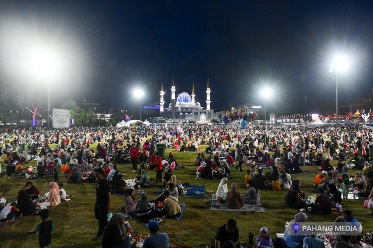 BERBUKA PUASA DI PADANG MBK 1 : LEBIH DARIPADA SEKADAR TRADISI