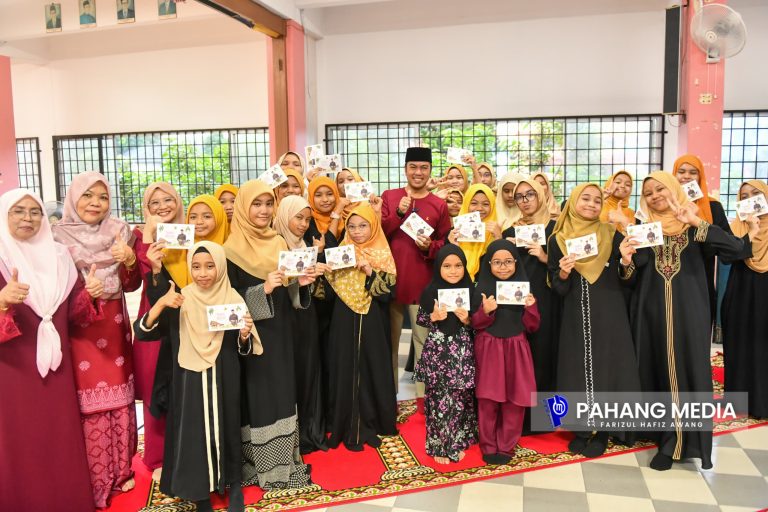 RAMADAN MGPS TAMPIL KELAINAN, GURU DAN PELAJAR TAHUN ENAM IFTAR DI PADANG SEKOLAH
