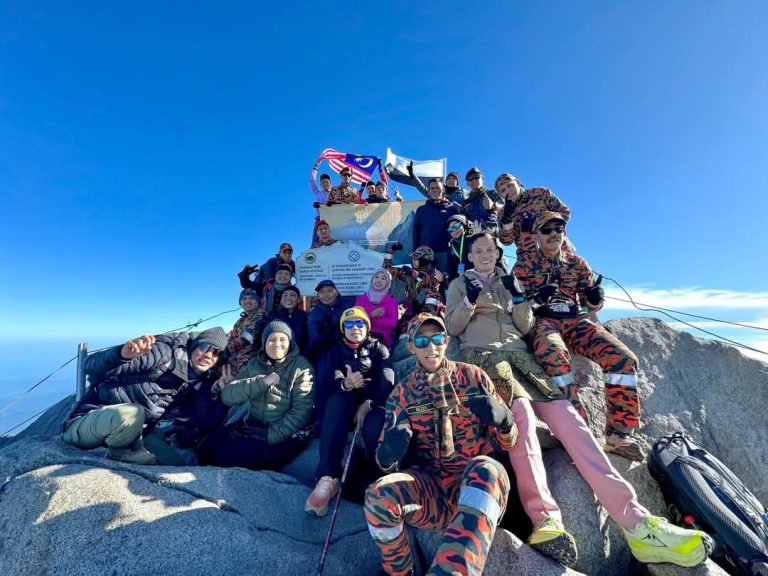 66 PENDAKI KIBAR BENDERA PAHANG DI GUNUNG KINABALU