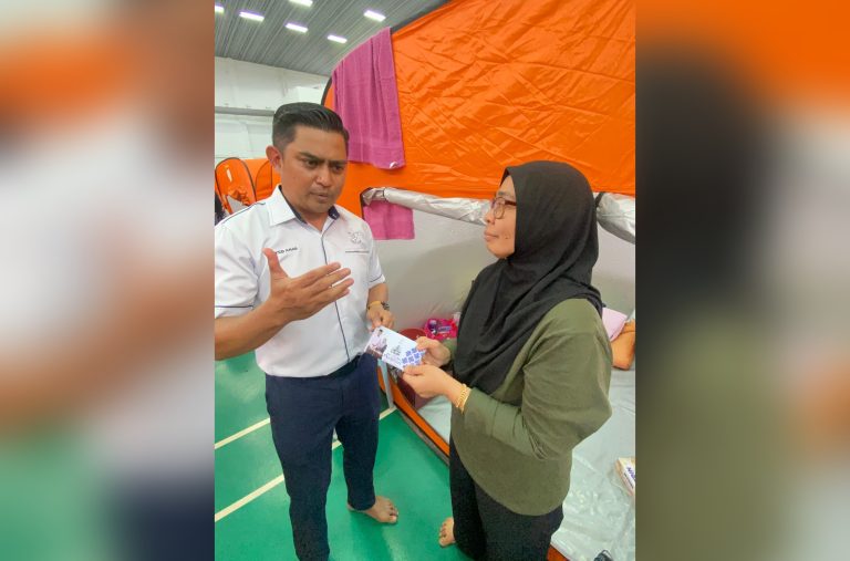 KERAJAAN NEGERI SERAH SUMBANGAN AWAL KEPADA ANAK PAHANG MANGSA KEBAKARAN SALURAN PAIP PETRONAS