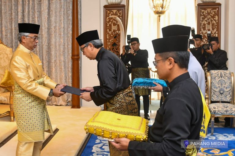 DATO’ INDERA NAZRI, DATO’ HAJI FADZILLA TERIMA SURATCARA PENGISYTIHARAN PELANTIKAN, IKRAR TAAT SETIA