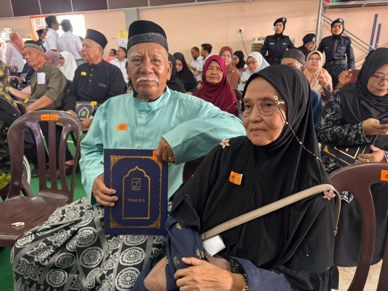 PENEROKA FELDA TRIANG 3 TERUJA TERIMA SURATAN HAK MILIK TANAH