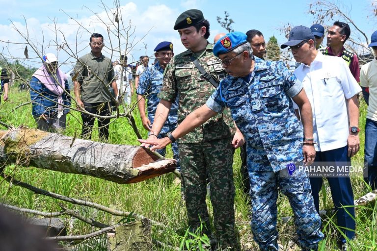 KDPB SULTAN PAHANG BERKENAN BERCEMAR DULI TINJAU KAWASAN KEBUN DURIAN DI SUNGAI KLAU