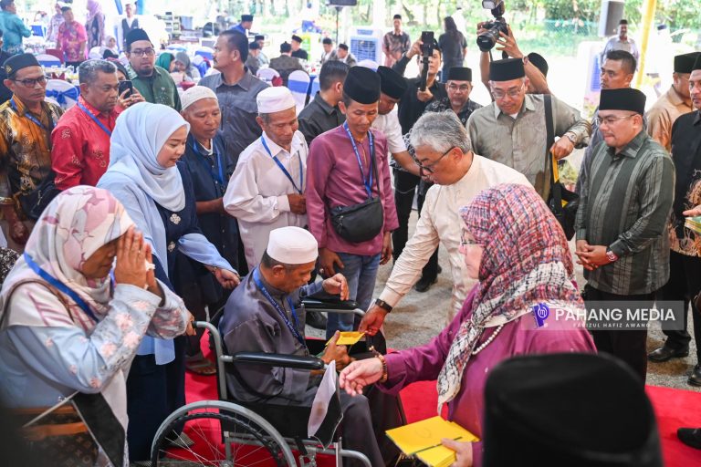 KDPB SULTAN PAHANG BERKENAN BERCEMAR DULI BERANGKAT KE MAJLIS JAMUAN RAKYAT