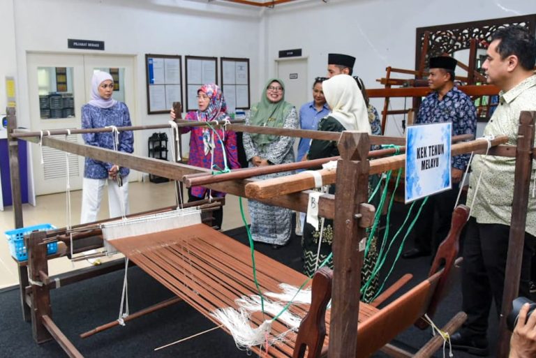 TENGKU AMPUAN PAHANG, TENGKU PERMAISURI SELANGOR BERCEMAR DULI LAWAT KRAF, GALERI DI PEKAN