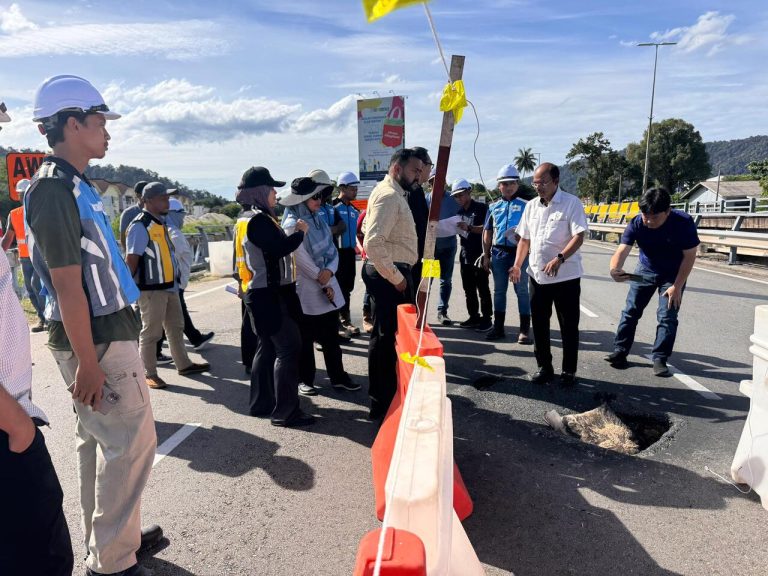 MASALAH JALAN BERLUBANG DI JAMBATAN SUNGAI GALING DAPAT PERHATIAN SEGERA KERAJAAN NEGERI