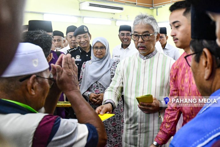 SULTAN PAHANG KURNIA SUMBANGAN KEPADA 210 KETUA KELUARGA MANGSA RIBUT DI TEMERLOH