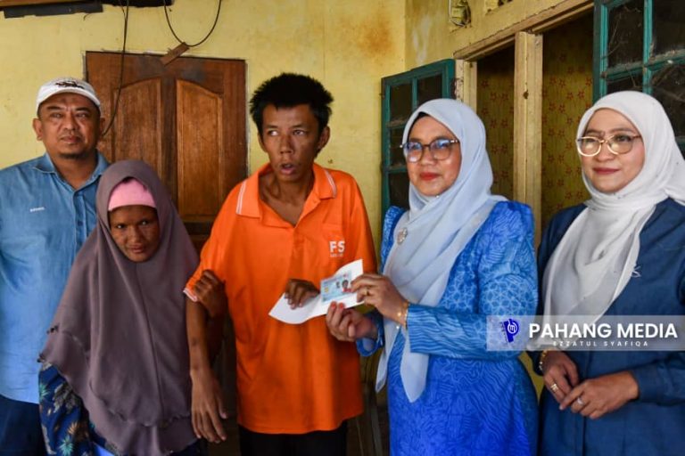 DUA BERADIK OKU TERIMA KAD PENGENALAN BAHARU