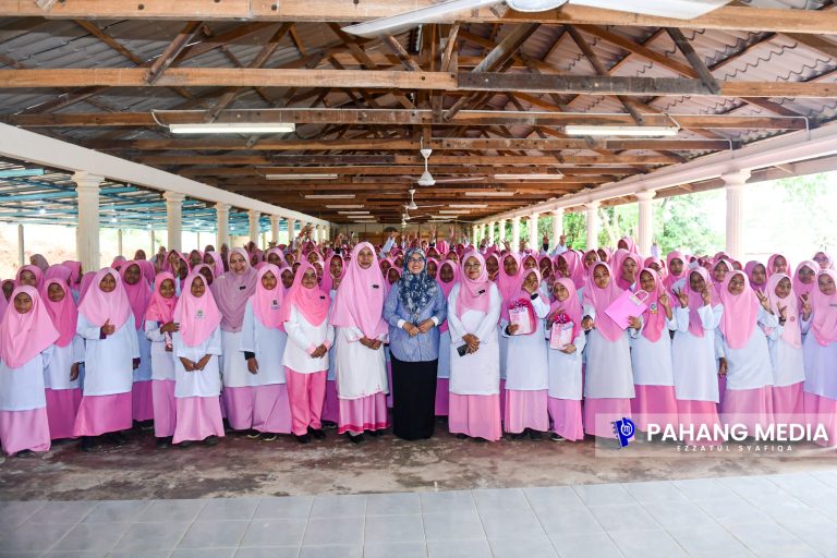 PERKHEMAHAN HARI PUTERI HIMPUN 284 PELAJAR DARI 31 SEKOLAH DAERAH BERA