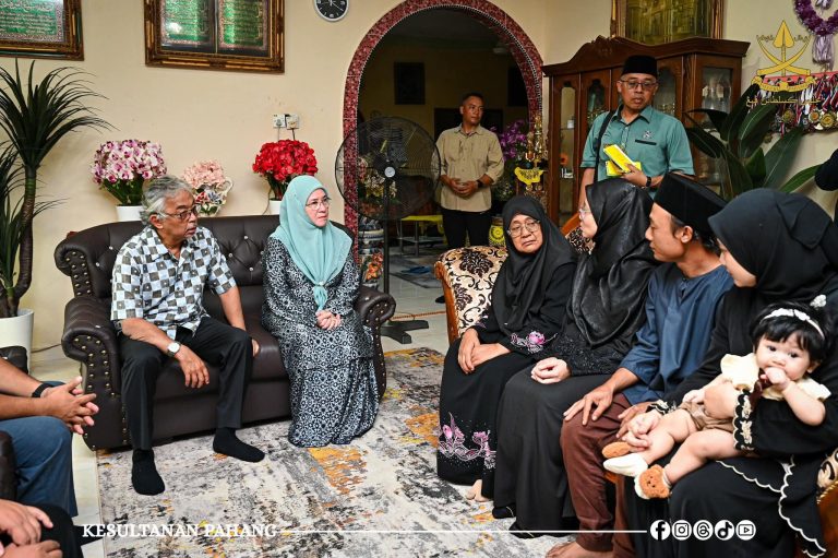 KDPB SULTAN PAHANG DAN KDPB TENGKU AMPUAN PAHANG BERANGKAT ZIARAH KELUARGA ALLAHYARHAM IMAM MASJID FELDA LEMBAH KLAU