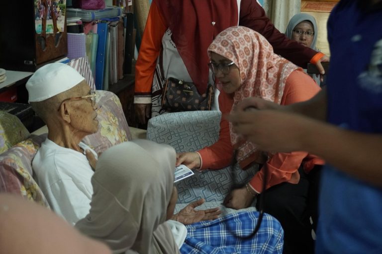 JELAJAH KLINIK TOK WAN SANTUNI PEMEGANG KAD KESIHATAN KASIH MAKMUR DI FELDA KUMAI