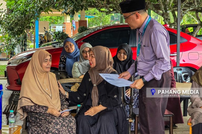 YAB. MENTERI BESAR PAHANG HULUR SUMBANGAN BUAT KELUARGA PENUNTUT UNIPSAS MAUT NAHAS