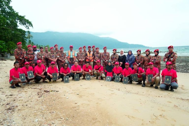 80 AHLI PASUKAN BOMBA KOMUNITI DILATIH TINGKAT KESIAPSIAGAAN KECEMASAN DI PULAU TIOMAN