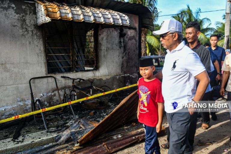 MANGSA KEBAKARAN TERHARU TERIMA KUNJUNGAN SULTAN PAHANG