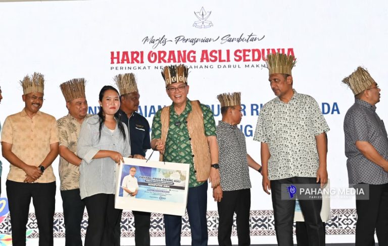 PELAJAR ORANG ASLI SAMBUNG PENGAJIAN IPTA TERIMA KOMPUTER RIBA SECARA TERUS