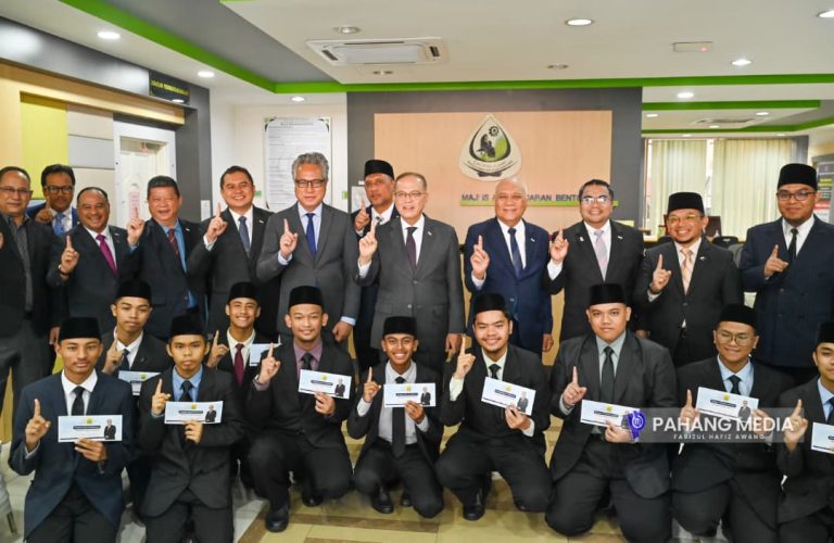 13 PELAJAR LEPASAN MAAHAD TAHFIZ TURATH PAHANG TERIMA GERAN PENAJAAN KE MOROCCO