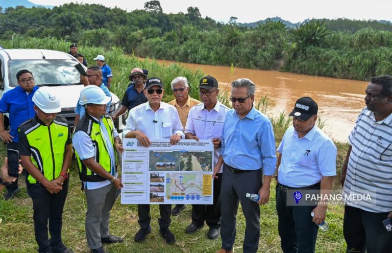PEMBINAAN TEBATAN BANJIR SEMENTARA BERI KELEGAAN BUAT 120 PENDUDUK KAMPUNG KARAK SETIA