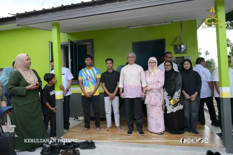 KDPB SULTAN PAHANG, KDPB TENGKU AMPUAN PAHANG BERKENAN BERANGKAT TINJAU RUMAH ROSAK AKIBAT RIBUT SIAP DIBAIK PULIH