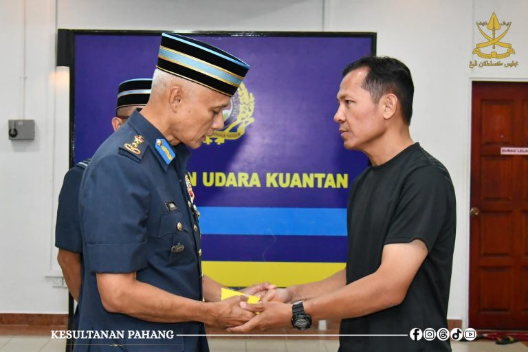 KDPB SULTAN PAHANG BERKENAN KURNIA SUMBANGAN KEPADA WARIS ANGGOTA TUDM LEMAS