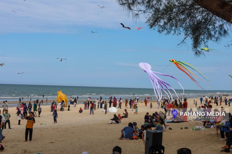 20,000 PENGUNJUNG DALAM, LUAR NEGARA MERIAHKAN FESTIVAL LAYANG-LAYANG ANTARABANGSA KUANTAN 2025