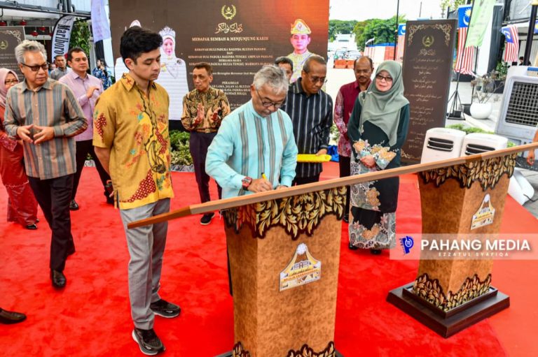 KDPB AL-SULTAN ABDULLAH BERKENAN RASMIKAN LAMAN PEKAN LAMA, JALAN AL-SULTAN ABDULLAH DAN JALAN ORANG KAYA INDERA SHAHBANDAR