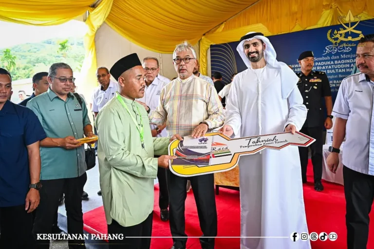 KDPB SULTAN PAHANG BERKENAN KURNIA RUMAH RU’RASA KEPADA 40 PENERIMA