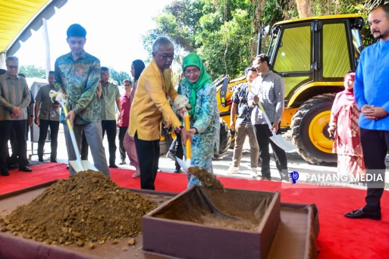SULTAN PAHANG SEMPURNAKAN MAJLIS PECAH TANAH PERKAMPUNGAN IHSAN Al-SULTAN ABDULLAH