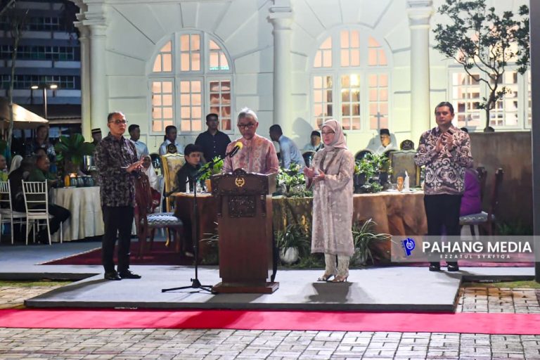 SULTAN PAHANG ZAHIR HARAPAN BORNEO AIR LAKUKAN PENERBANGAN TERUS DARI KUANTAN KE KUCHING