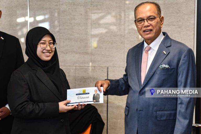 KERAJAAN PAHANG SUMBANG USD 19,000 KEPADA PELAJAR LANJUT PENGAJIAN KE UNIVERSITI YARMOUK, JORDAN