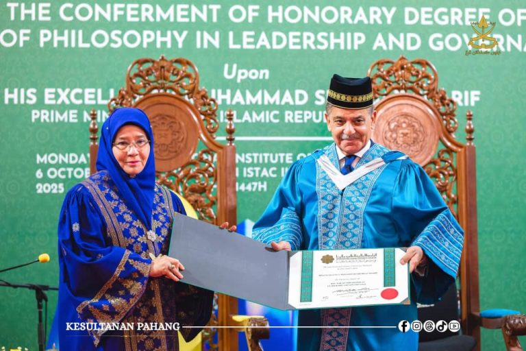 KDPB TENGKU AMPUAN PAHANG BERKENAN SEMPURNAKAN PENGANUGERAHAN IJAZAH KEHORMAT DOKTOR FALSAFAH KEPADA PERDANA MENTERI PAKISTAN