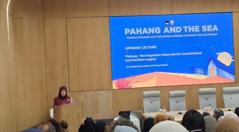KDPB TENGKU AMPUAN PAHANG LAKAR SEJARAH BENTANG SYARAHAN DI UNIVERSITI OXFORD, UNITED KINGDOM