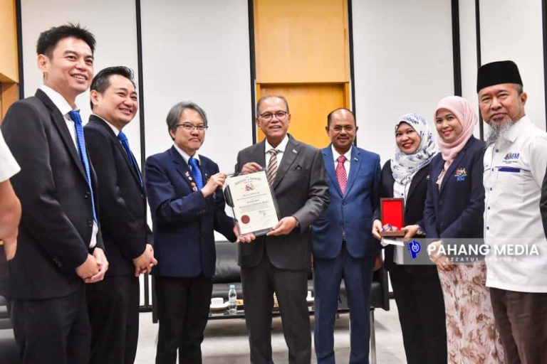 MB PAHANG TERIMA ANUGERAH FELLOW KEHORMAT IEM