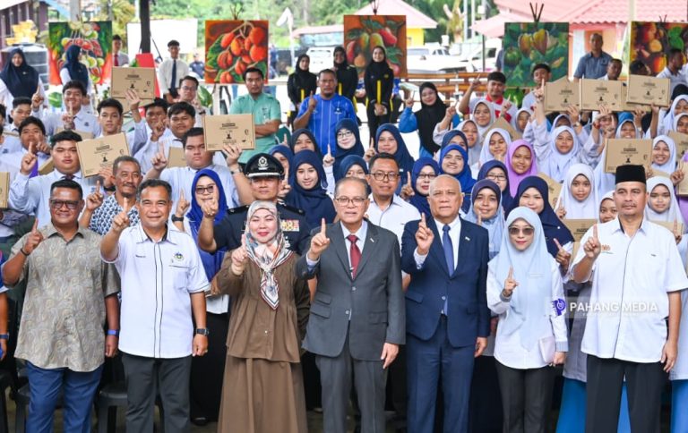 107 CALON SPM 2025 SMK MARAN TERIMA KIT SPM