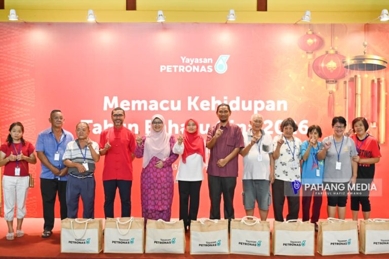 100 masyarakat Mengkarak terima bantuan barangan keperluan asas sempena Tahun Baru Cina