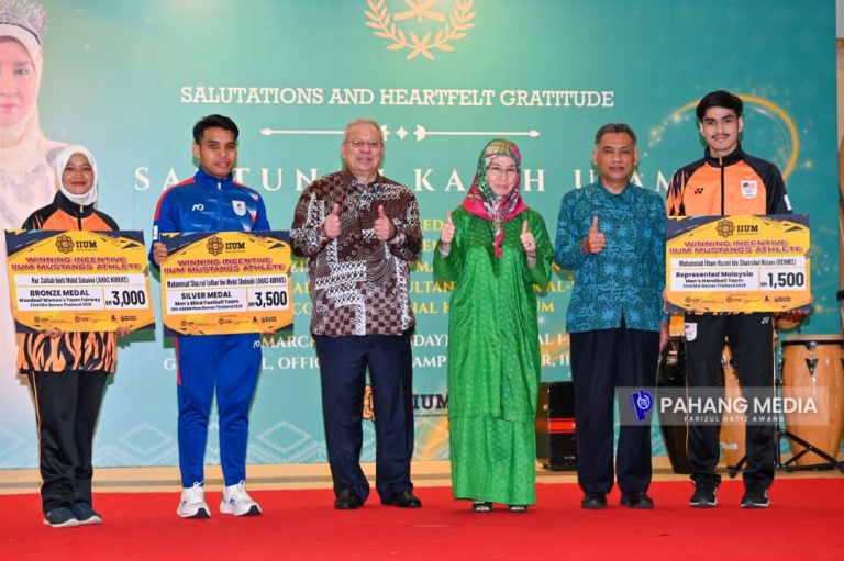 KDPB Tengku Ampuan Pahang berkenan berangkat ke Majlis Santunan Kasih UIAM Kuantan