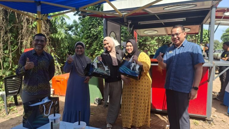 Kerajaan Pahang teliti bantuan, utamakan keselamatan Adik Cendol Meleleh Pengerusi Jawatankuasa Kebajikan Masyarakat, Pembangunan Wanita dan Keluarga Negeri Pahang, YB. Dato' Sabariah Saidan beramah mesra bersama pengusaha Cendol Meleleh di Kiosk Cendol Meleleh, Kampung Lebak, Temerloh.