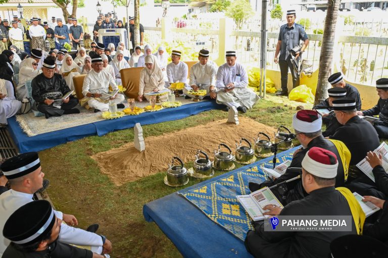 Jenazah Almarhumah Tengku Puteri Seri Kemala selamat disemadikan di Makam Diraja