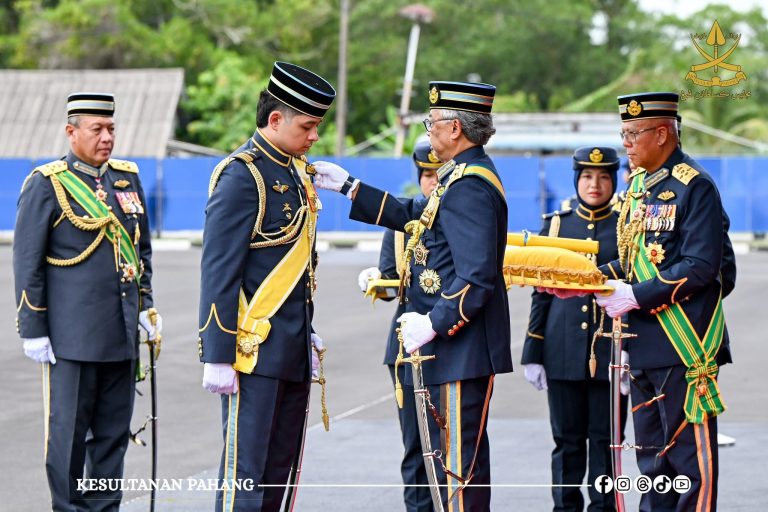 KDPB Sultan Pahang sempurnakan Istiadat Perbarisan Pengurniaan Sayap Penerbangan kepada KDPB Tengku Mahkota Pahang