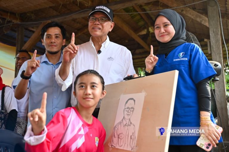 Lukisan potret temukan pelukis cilik Autisme ringan dengan MB Pahang
