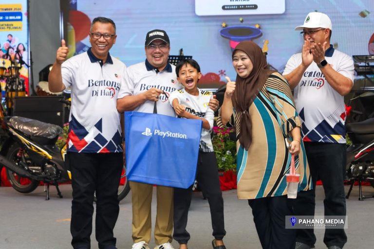 Rezeki Hari Malaysia: Tangisan gembira Rayyan, motosikal mudahkan urusan sekolah Renuga