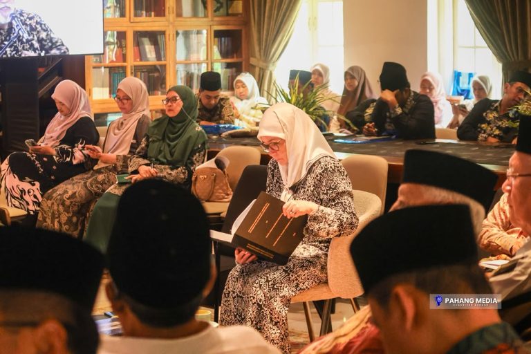KDPB Tengku Ampuan Pahang berkenan berangkat ke Seminar Hukum Kanun di Alam Melayu